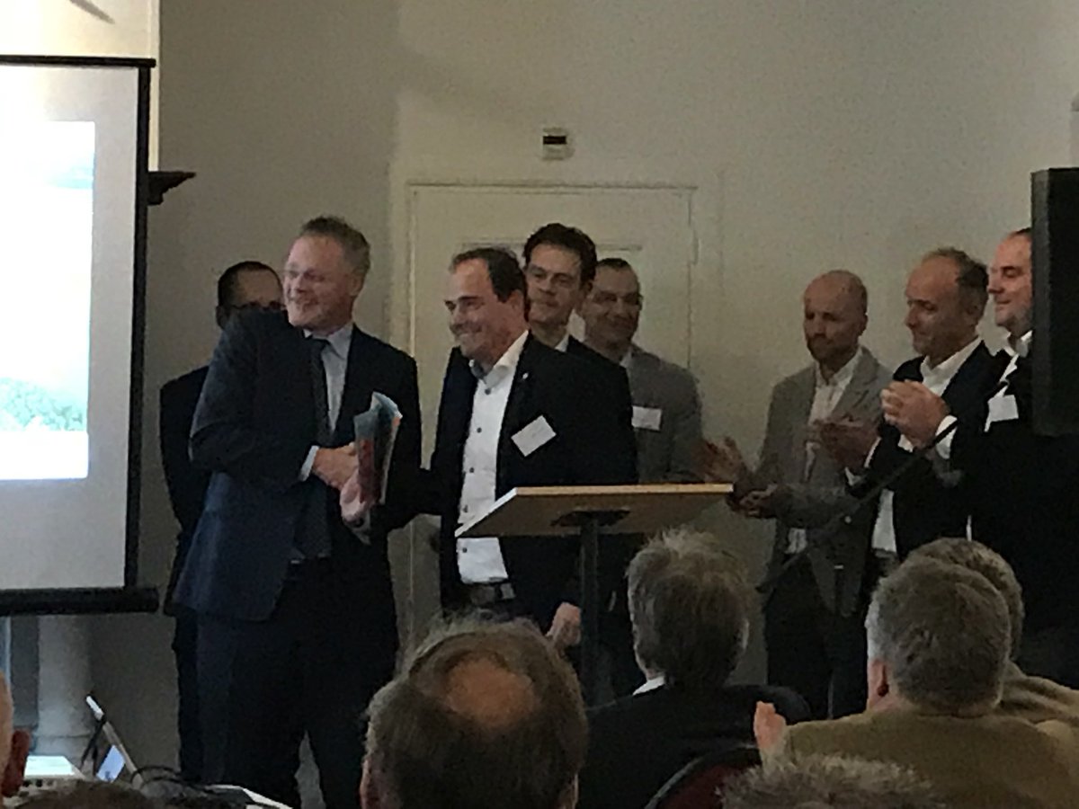 supplychainzuid's tweet image. Praktijktafel infra deelt de successen uit 6 praktijkcases waarin ze geleerd hebben van hoe doe het anders en hoe doe je het samen gebundeld in een boekje; 1e exemplaar voor @jackvdveen59