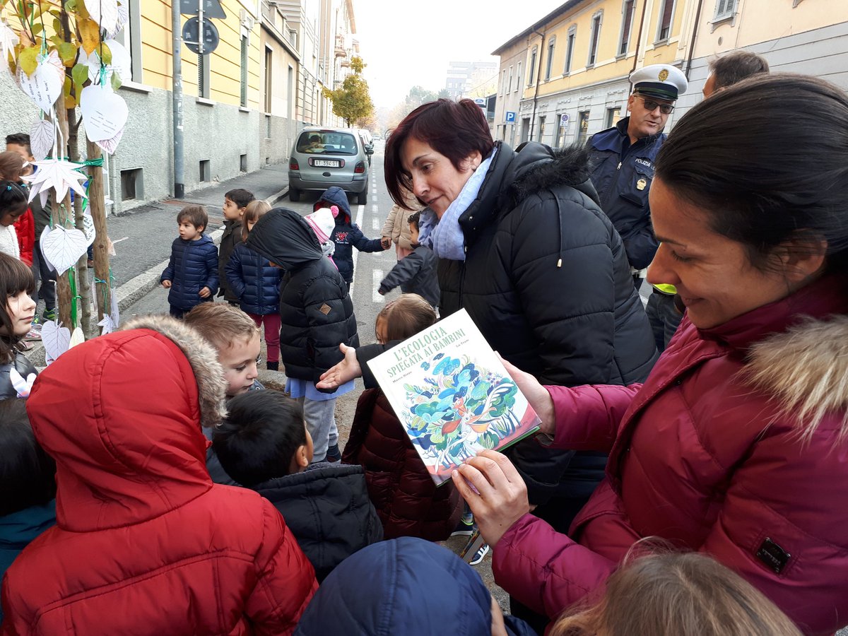 il_bosco_acm's tweet photo. C'era un'aiuola spoglia davanti alla Scuola dell'Infanzia. Oggi grazie ad un bel lavoro di squadra  tra istituzioni e residenti, e soprattutto grazie alla creativita` dei bimbi, e` diventata l'aiuola piu` bella del quartiere! #giornatanazionaledeglialberi #malpensata #bergamo https://t.co/uc1RXTo0Kx