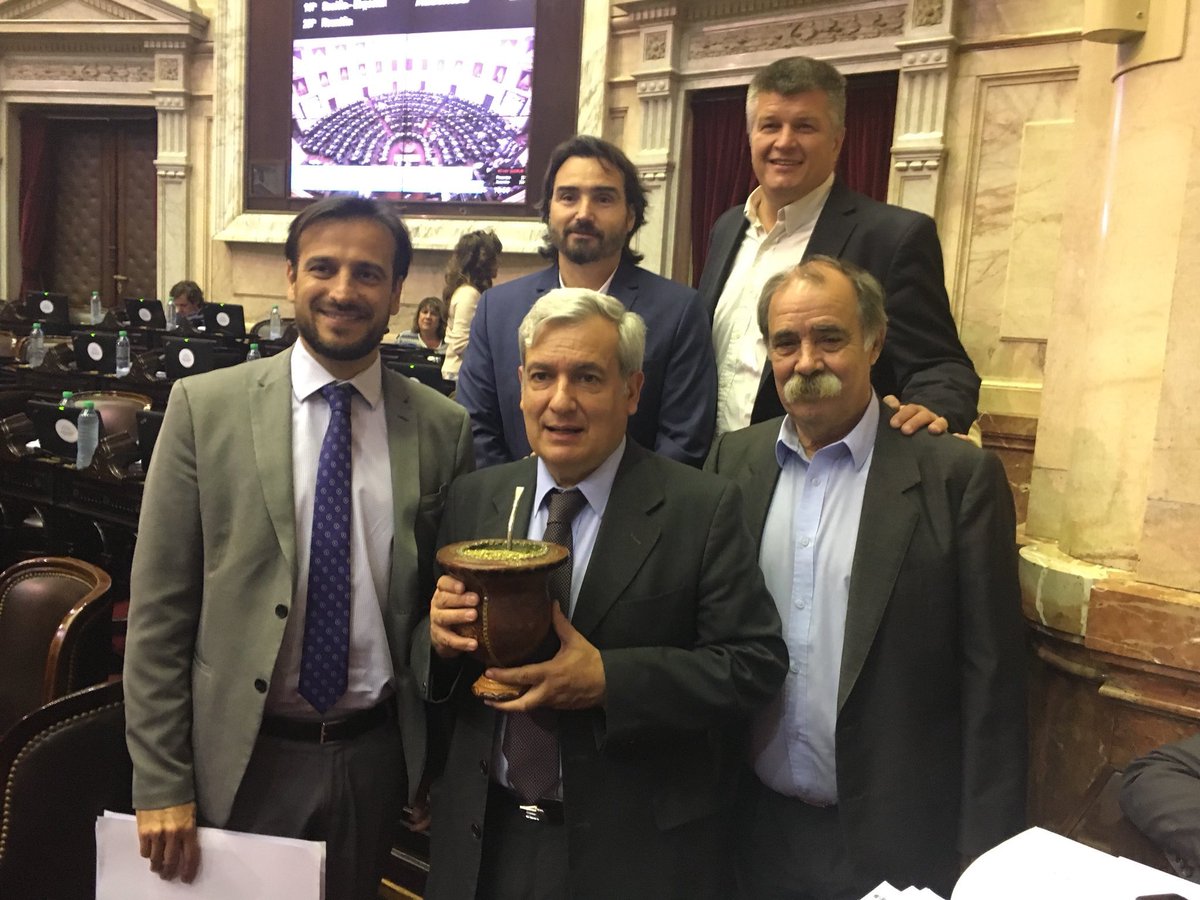 Un buen mate con amigos para empezar una sesión que será muy extensa en <a href="/DiputadosAR/">Diputados Argentina</a>