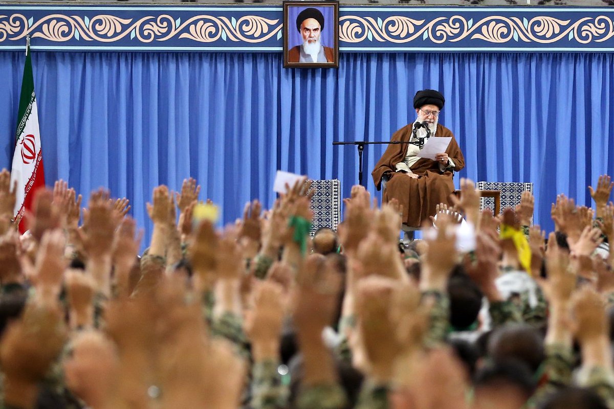 Khamenei_fa's tweet photo. میلیون‌ها نفر در سراسر کشور عضو سازمان #بسیج نیستند، اما بالقوه #بسیجی اند. باید از این ظرفیت فوق‌العاده برای انجام دادن کارهای فراوان در عرصه‌های علمی، اقتصادی، صنعتی و فرهنگی استفاده کرد. https://t.co/Si73JwutWP