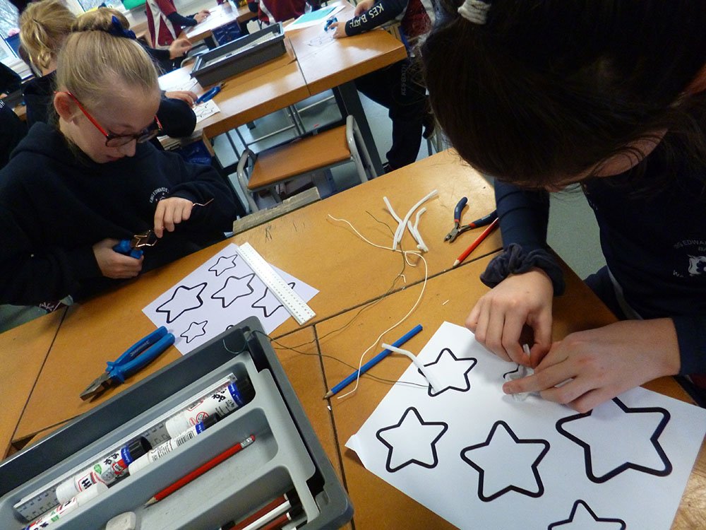 Year 6 are working with wire in DT this week to create Christmas stars for the school tree #MadeinDT #KESChristmas