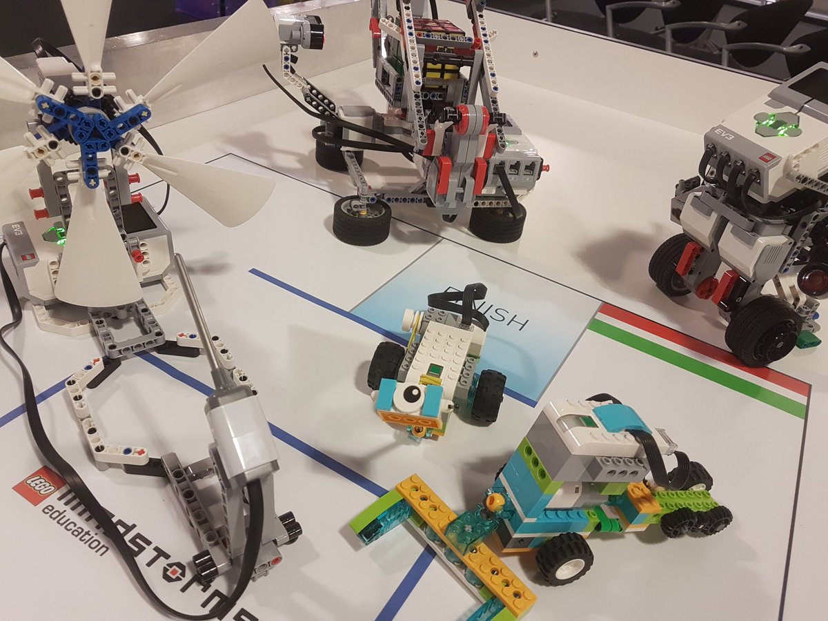 Vandaag was onze inspiratiemiddagProgrammeren en Robotica in Rijssen. 50 leerkrachten gingen aan de slag met hacken van digiborden, Scratch, LEGO WeDo en Mindstorms. Gemist? Volgende week organiseren we nog een middag in Ede
