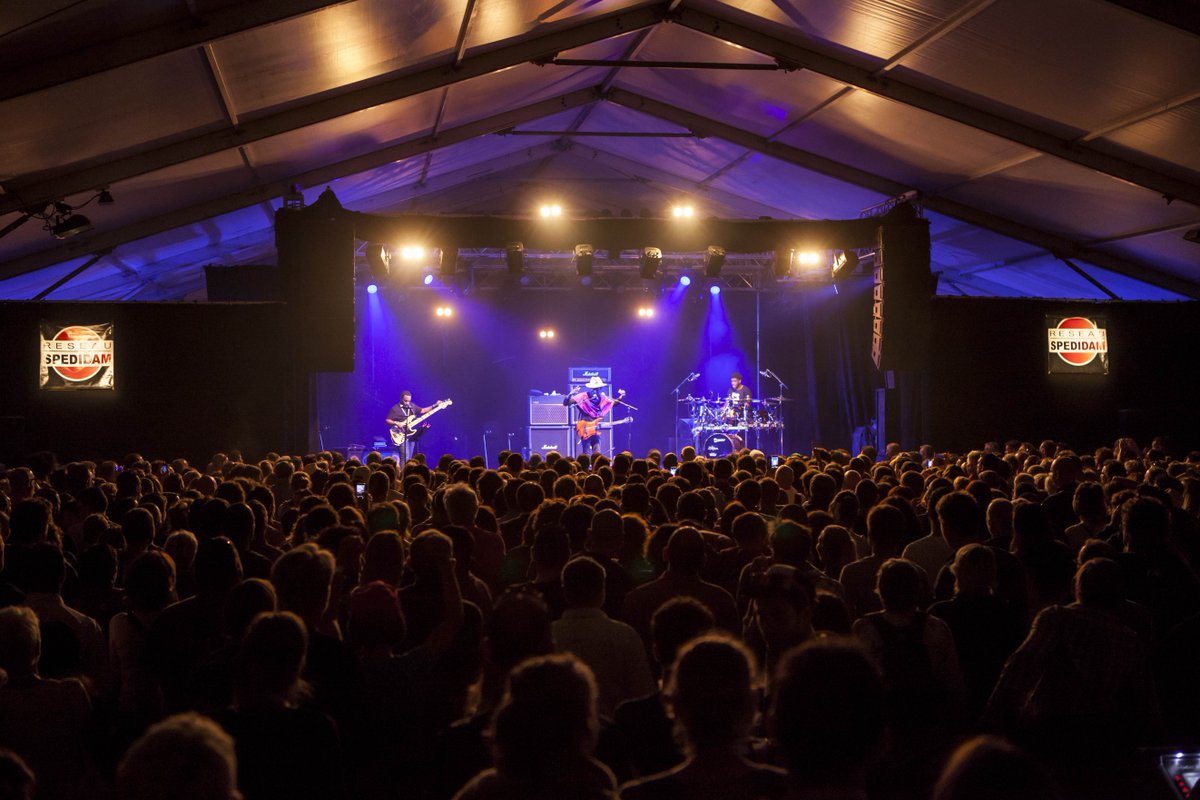 SurgeresBrass's tweet photo. [SOUVENIRS] 📷
Vous étiez nombreux pour Keziah Jones au #SBF2017 ! 🎸🎺
© Mathias Nicolas photographie
@KeziahJNZ https://t.co/qePDWjLgwM