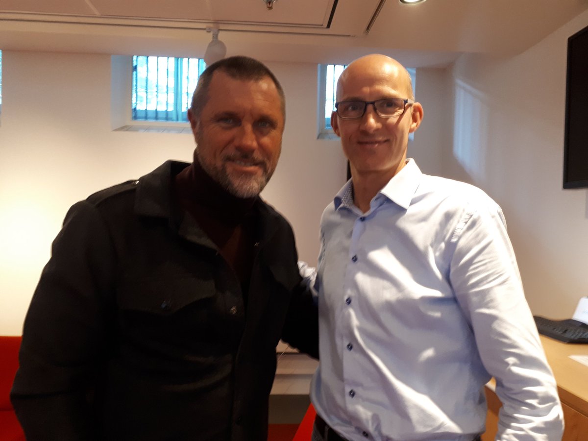 EppoSmits's tweet photo. Vanmiddag een tweede netwerk gesprek gehad bij @MinisterieEZK vanuit #Werkbezoekdag. Tijdens dit gesprek werd ik bijgestaan door een bijzondere  coach, namelijk @JdWolf_Official. Mijn learning van vandaag: ga actief bedrijven benaderen en ga in gesprek! https://t.co/W86Uzn7ZoX