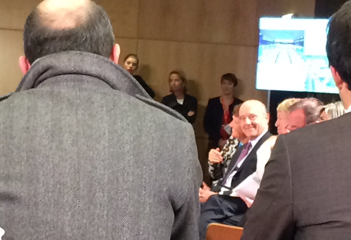 EquipeFRA's tweet photo. Quand @alainjuppe évoque Lacanau comme site candidat pour accueillir les compétitions de surf des Jeux Olympiques @Paris2024. #SMCL2017 #CongrèsDesMaires https://t.co/NU5ubFo9Xc