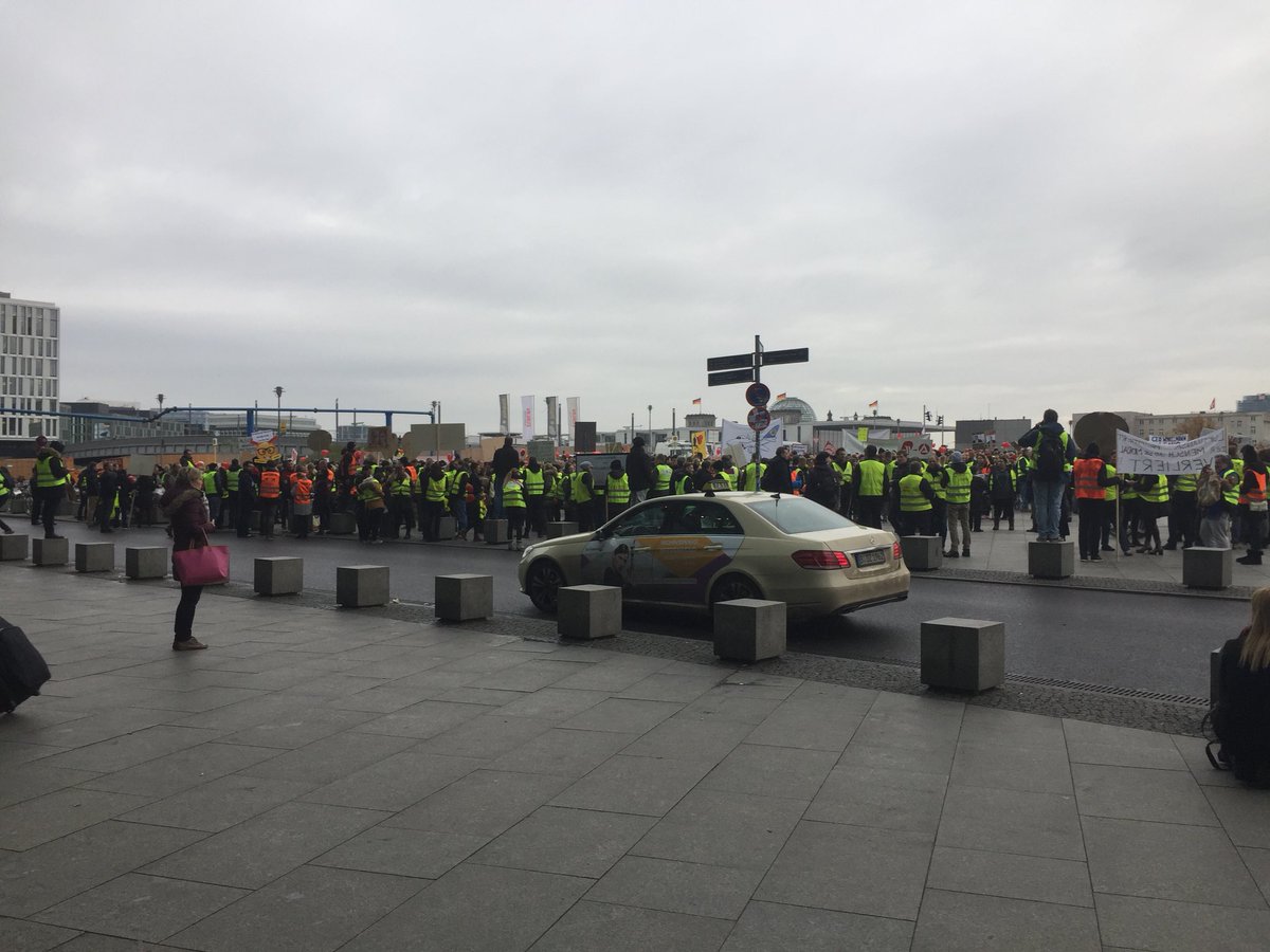 greenmobility7's tweet photo. Solidarität MIT &amp; Air Berlin 🔚MitarbeiterInnen ❤️✈️❤️ #save#AirBerlin#Petition#
Bitte Unterschreiben 🔛 https://t.co/jJG9F0bjmE