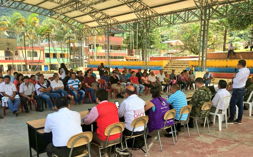 Ejercito_Div5's tweet photo. #AEstaHora Cdte #FTZeus, concejales de #Planadas, Personería, @PoliciaDeTolima y comunidad de #Gaitania se dan cita en una nueva jornada de "Carpa Azul", estrategia de @mindefensa para fortalecer la seguridad en el sur del Tolima https://t.co/dH55dEk9zX