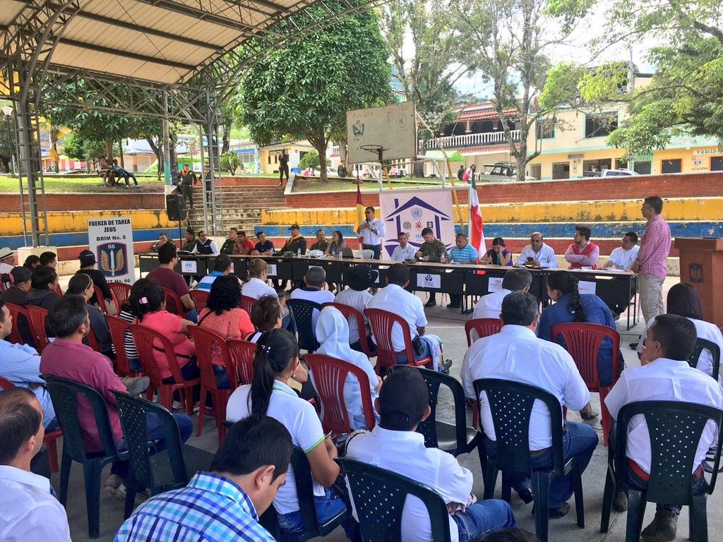 Ejercito_Div5's tweet photo. Cdtes #FTZeus #Brim8 junto a autoridades civiles y comunidad de Gaitania en #Planadas, evalúan estrategias de seguridad para el Espacio de Reincorporación y Capacitación ubicado en este cgto https://t.co/j4RszXGVOO