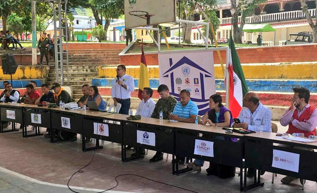 Ejercito_Div5's tweet photo. Cdtes #FTZeus #Brim8 junto a autoridades civiles y comunidad de Gaitania en #Planadas, evalúan estrategias de seguridad para el Espacio de Reincorporación y Capacitación ubicado en este cgto https://t.co/j4RszXGVOO