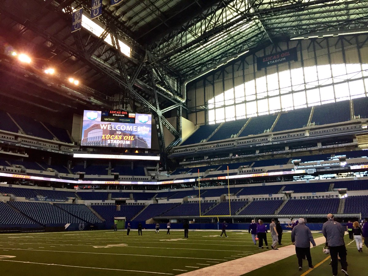 BenDavisFB's tweet photo. Great way to start a Wednesday! 150 guys flying around inside Lucas Oil Stadium, can’t practice any better than that! https://t.co/ZpnDqbDgZS