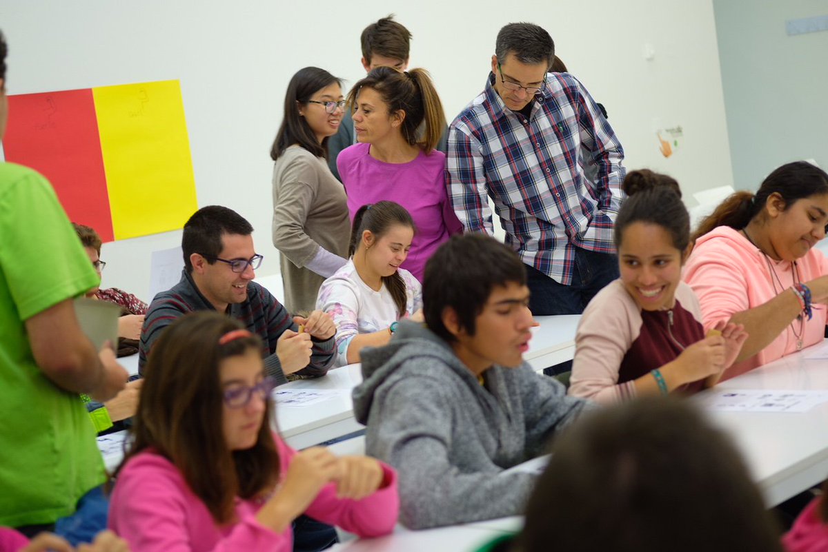 Un placer colaborar con la Fundación CEDES. Nuestros estudiantes de <a href="/FarmaciaUSJ/">Farmacia_USJ</a> se convierten en profesores por un día con unos excelentes alumnos.