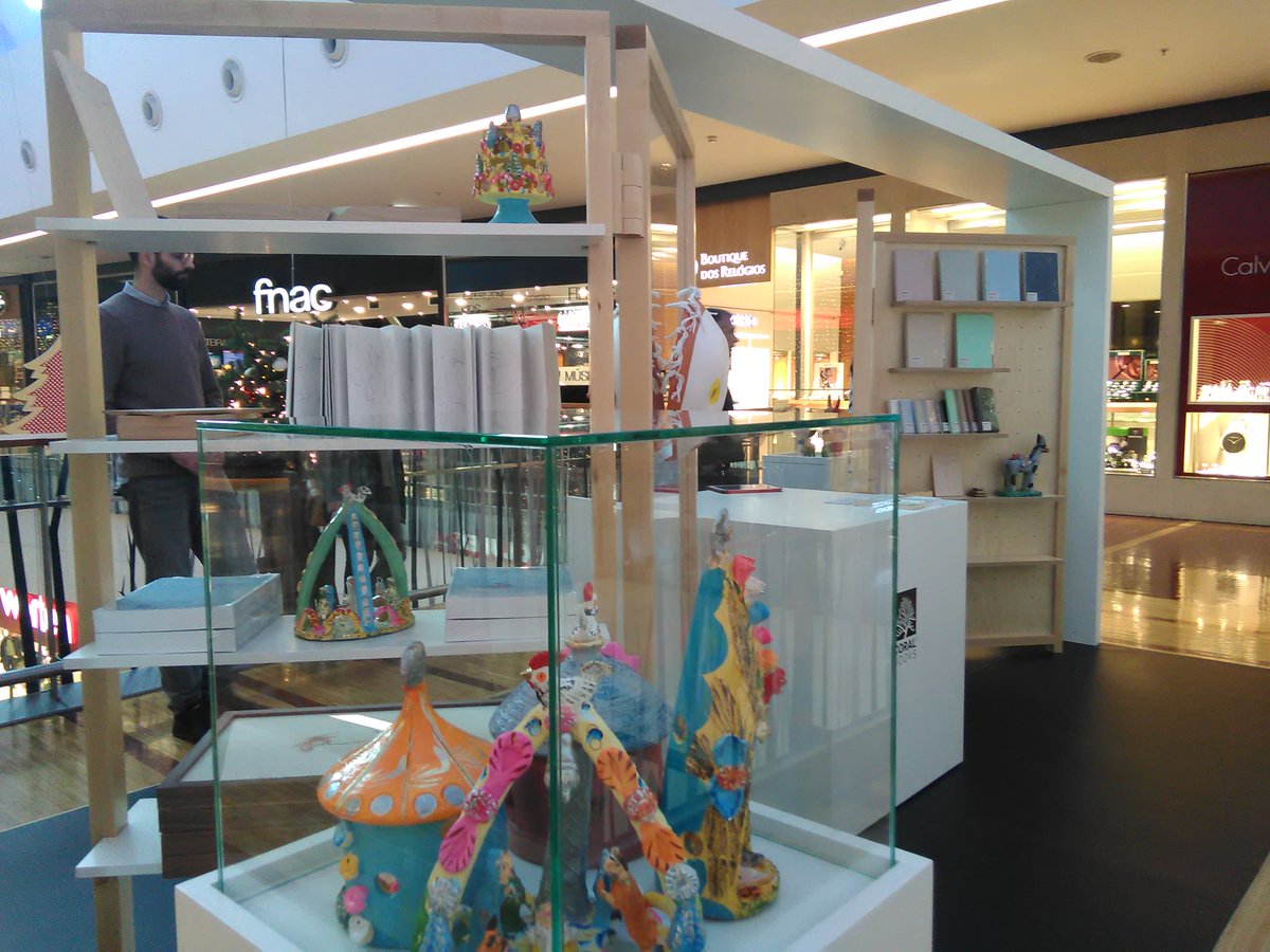 CoralBooks's tweet photo. A provar que o Natal não precisa de ser sempre igual, na Coral Books convidamo-lo(a) a visitar a nossa DESIGN GIFT SHOP no Mar Shopping (piso 1). Venha conhecer as nossas peças e livros de artista e outras peças exclusivas de design e artesanato. 
#designgiftshop #natalexclusivo https://t.co/Pww6Xoarai