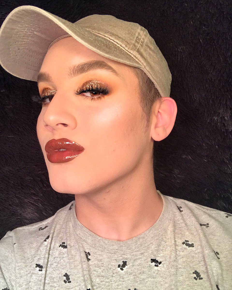 Niyapeachy's tweet photo. Living for this look tbh .

Used the @MorpheBrushes and @Jaclynhill palette on my eyes and @ABHcosmeticsfornthe brows and the highlight ✨💙 https://t.co/gyyZmRpVfH