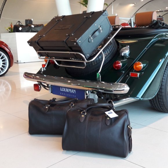 Om te vieren dat we zijn uitgeroepen tot 'Beste Morgan dealer van Europa', geven we een ieder die dit jaar een Morgan uit onze voorraad koopt een lederen reiskoffer met riemenset en 2 lederen Morgan reistassen cadeau. Dit 'European Travel Pack' kost normaalgesproken € 1.285,-.