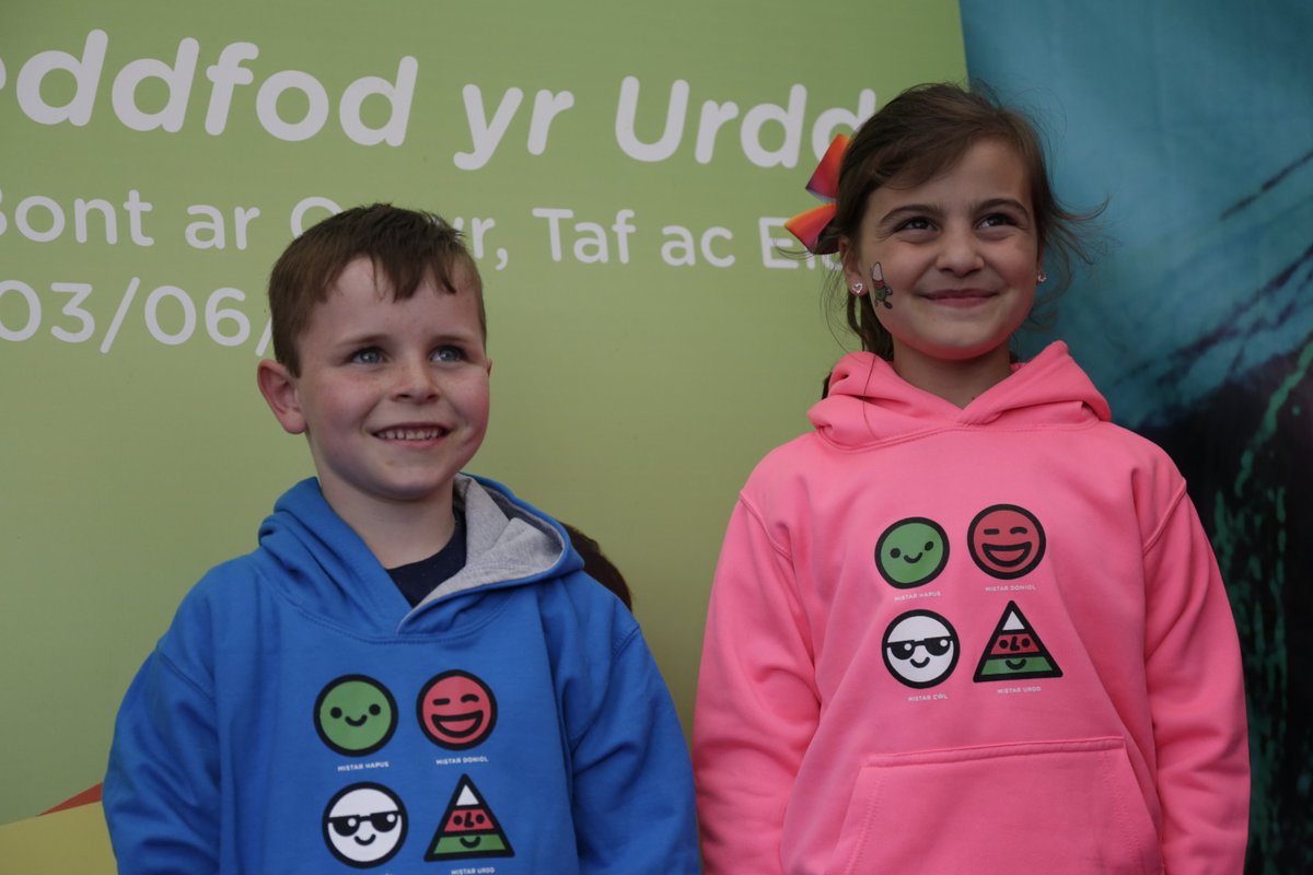 Urdd's tweet photo. Chwilio am anrhegion Nadolig? Defnyddiwch y cod ‘NadoligLlawen’ yn Siop Mistar Urdd am *25% o ostyngiad* oddi ar eich archeb! Cynnig arbennig yn dod i ben ar 15 Rhagfyr. Crysau-t a hwdis Mistar Urdd, teganau a mwy yma: https://t.co/ymaalC5Oi5 #yagym https://t.co/Dbx94UPxrg