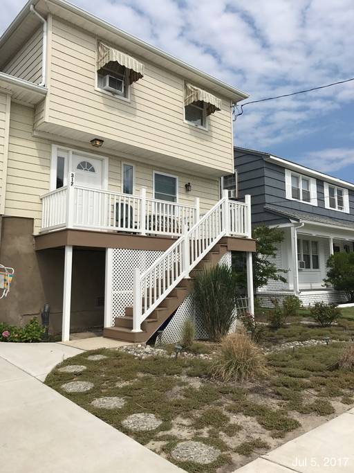 yesandcamp's tweet photo. Auction Item of the Day: Bring your whole extended family for a week-long stay in a 4-bedroom, 2-bathroom home in Ventnor, NJ! Just blocks from the beach and 10 minutes from Atlantic City, this is a perfect vacation spot!

#auctionitemoftheday #auctionforcollaborativearts #philly https://t.co/ntAU83xVpj