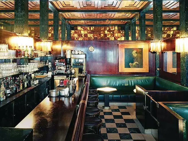 SAVEURMAG's tweet photo. How "American" cocktail bars landed in Vienna https://t.co/5KXmUF3vMh https://t.co/DRemtNRYeU