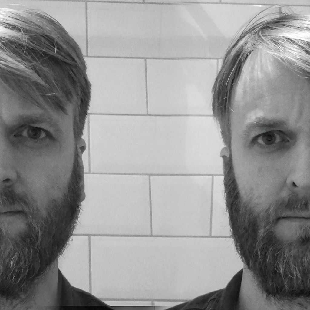 MatsEk's tweet photo. Mina olika sidor skiljer sig när jag delar på mig

#selfie #skägg #halvor #skillnad #självis #psykiatern https://t.co/OhV106g8Lc https://t.co/xNPipGRbrr