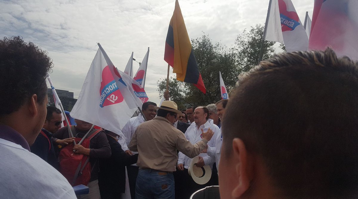 JxDemocracia's tweet photo. Saludando a El coordinador nacional de democracia si y su asesor. 
Apoyando a una verdadera democracia #JuntosXlaDemocracia  #Sialaconsultapopular https://t.co/eC6w6d1mAp
