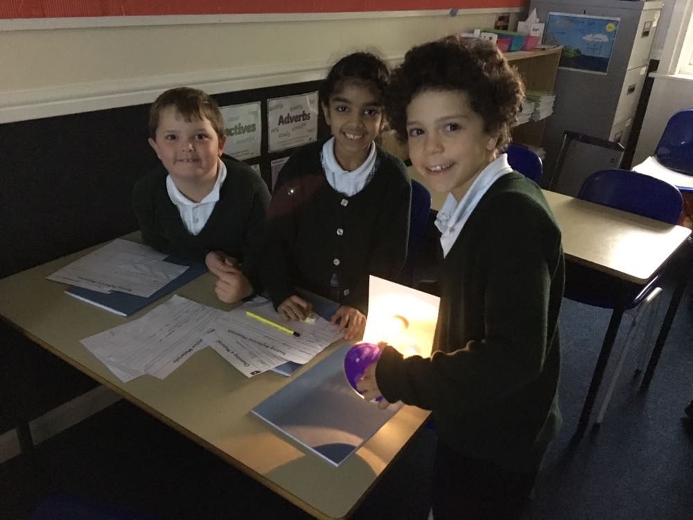 mowden_hallpp's tweet photo. In Science Year 3 enjoyed investigating reflection as part of their light and shadow project #Science https://t.co/SGyzqAgiSA