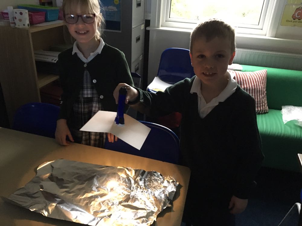 mowden_hallpp's tweet photo. In Science Year 3 enjoyed investigating reflection as part of their light and shadow project #Science https://t.co/SGyzqAgiSA