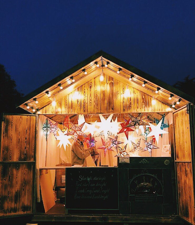 LinhHa0301's tweet photo. It's this time of the year again #Christmas #spirit https://t.co/JWI3ilkPky