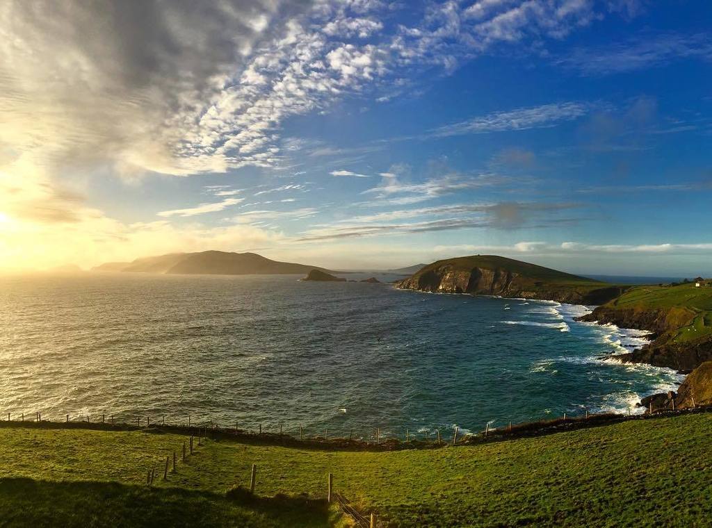 marcus__lee's tweet photo. Find me where the sky touches the ocean 🌤🌊
.
.
.
.
#ireland #coast #emeraldisle #sea #sun #islands #alwaystraveling #dinglepeninsula #atlantic #oceanview https://t.co/Q3Bq1anERv https://t.co/UchWsM6XeV