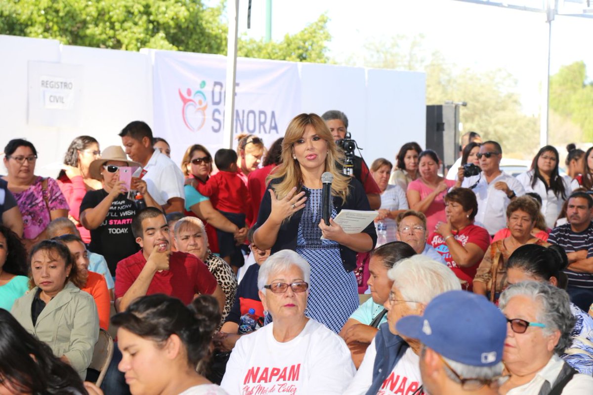 ClaudiaPavlovic's tweet photo. Entregamos 99 #CuartosRosa para beneficio de 317 familias y nos comprometemos a otorgar más, así como acciones de vivienda, impermeabilizantes y tinacos, para que puedan mejorar su hogares. https://t.co/9Ub48JFJQG