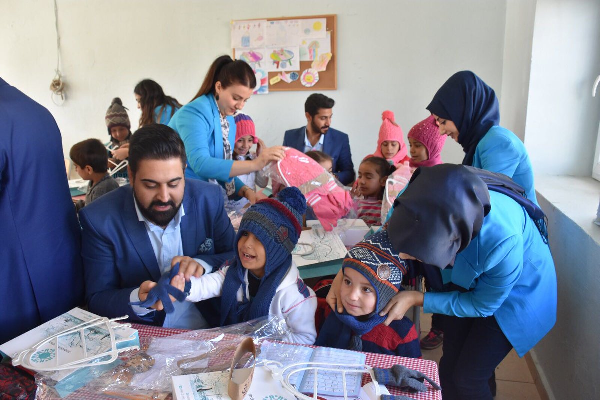 Dargeçit Çatalan-Gürışık-Tavşanlı İlkokullarında doktorlarımızla birlikte  gripten korunma yöntemlerini anlatıp Vali/Başkan amcaları <a href="/MustafaYMN/">Mustafa Yaman</a> 'nın atkı, bere ve eldiven takımlarını hediye ettik. #MinikEllerÜşümesinDiye
#SizinİçinÇalışıyoruz 
<a href="/mardinmasa/">Reis</a> #yanıbaşınızda ☺️