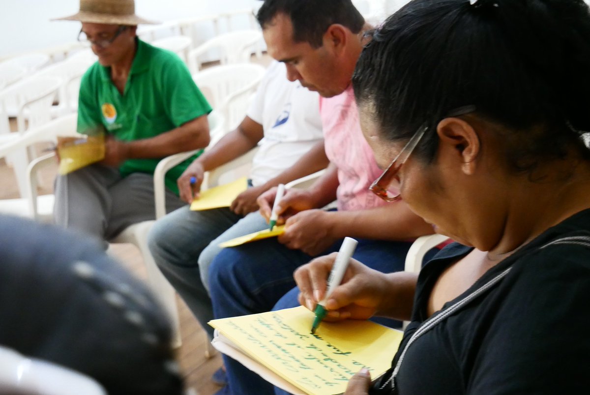 Peces_Vida's tweet photo. Compartiendo risas durante la evaluación participativa del proyecto @pecesparalavida #losescuchamos https://t.co/efrs75pWbp