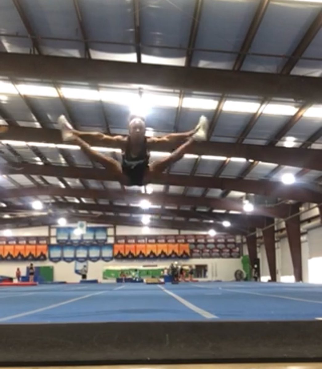 LetsGoPAYge's tweet photo. Hey @theyknowlondon I appreciate you! 

Nothing makes me happier than seeing you in the gym on our week off! 

ILY 💙💚🌬

#PointJumper #FrostyFrost #StingrayBoss https://t.co/cUXIbC1djI