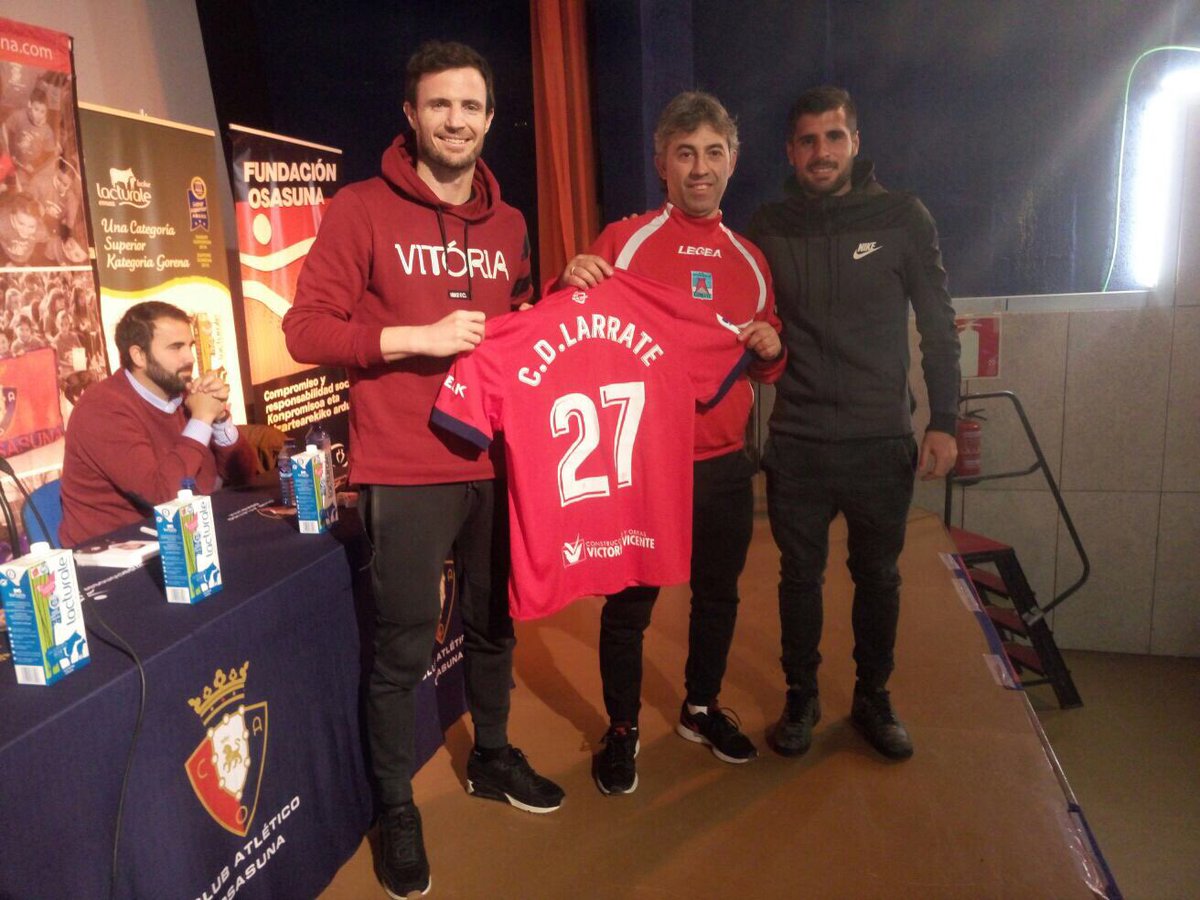 Gracias por el detalle de la fundación <a href="/CAOsasuna/">CAOsasuna</a>  al <a href="/CD_LARRATE/">CD_LARRATE</a> ⚽️⚽️⚽️⚽️ por su fundacion en 1927.