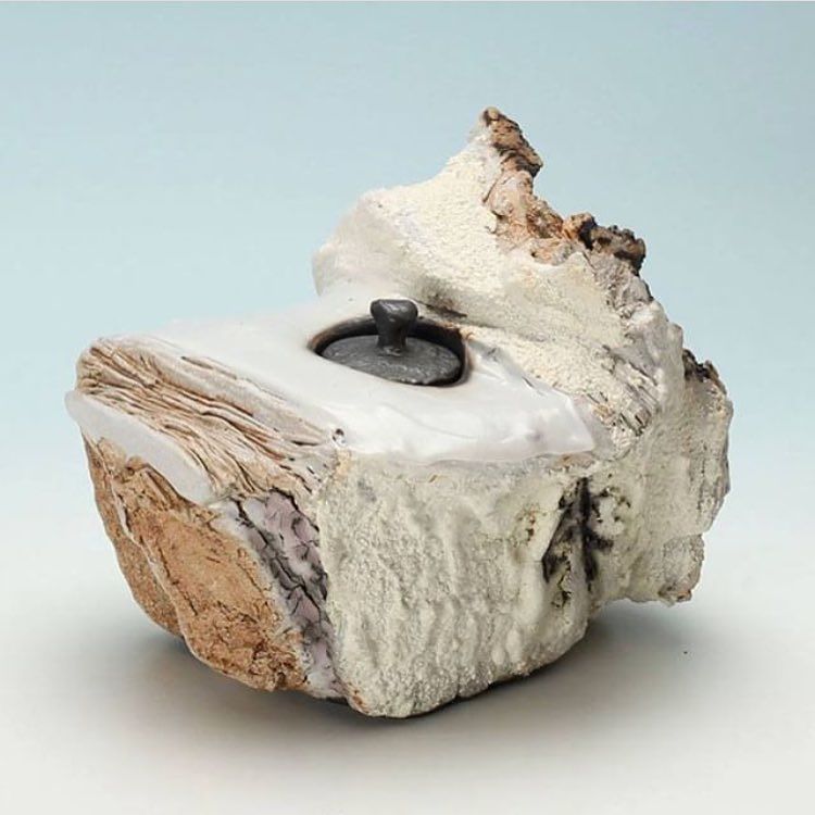 noticingclay's tweet photo. Noticing 1/3: complicated surfaces .
@curtis_eddie via @online_ceramics .
.
#kurinuki #handbuiltceramics #handbuilt #handbuiltpottery #noticingceramics #claylife #loveceramic #ceramicsaretrending #contemporaryceramics #ceramiccuration #contemporaryclay … https://t.co/v3TAG1EL0b https://t.co/SbGlKGAR9o