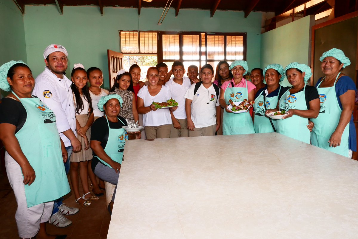 Peces_Vida's tweet photo. Mujeres ARAPAIMA, procesadoras de pescado y esposas de pescadores, comparten sus conocimientos con jóvenes de Riberalta. Unidad Educativa Riberalta 2. @pecesparalavida #mujeresemprendedoras @idrc_lac @canadainBolivia https://t.co/MY5qmQlHfa