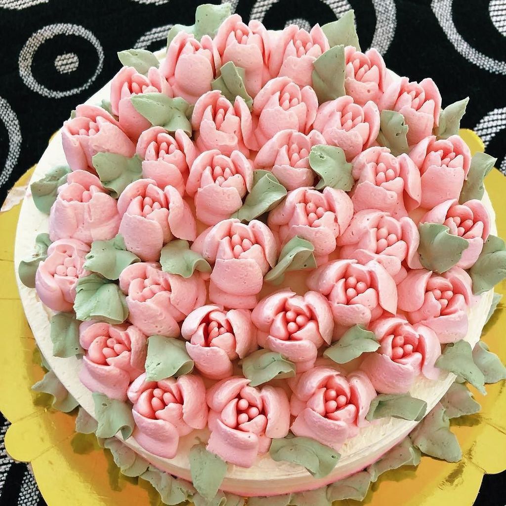 CocinaValentino's tweet photo. Las cremas de Ledevit son excelentes para trabajar con picos rusos, en la clase de hoy hicimos esta torte con el N74 de @parpenargentina .
.
.
.
.
#picoruso #boquillas #boquillasrusas #ledevit #pasteleria #cake #torta #decotortas #tortasdecoradas #COCINA… https://t.co/zrzym0Vg6z https://t.co/bviaNadvND