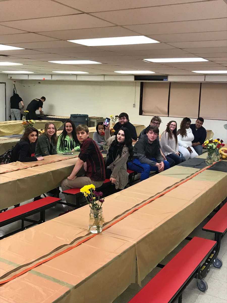42TLC42's tweet photo. What a fantastic crew for set-up and decorating!!!  #gratitude   @swartz_creek  @SCADragons https://t.co/md7fiWvRcd