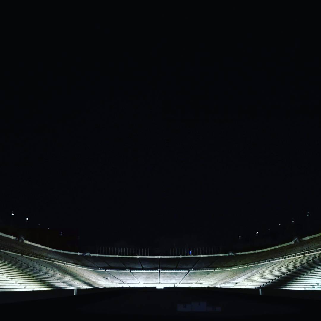 roadartist's tweet photo. Το στάδιο σαν μισοφέγγαρο. Σαν να αιωρείται μέσα στο σκοτάδι. Ένα αόρατο στασίδι μυστικά το συγκρατεί. Δεξιά πάνω του, έχει ανατείλει ένα υπέροχο καινούργιο φεγγάρι. #kallimarmaro #twomoons #nightwalk #ancientstadium https://t.co/mIOCGJeZBG