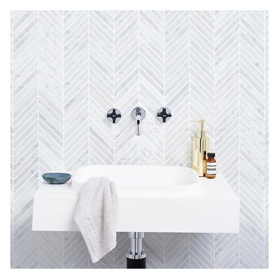 amestile's tweet photo. Feeling inspired by these chevron wall tiles - get the look with our Marmoreal Bianco Carrara Chevron mosaics! An easy and beautiful way to tile a wall without complicated patterns for the tile setters, they'll thank you. #happycontractors #easyinstall https://t.co/cX04Fi17qR https://t.co/hNsrP9Jlwe