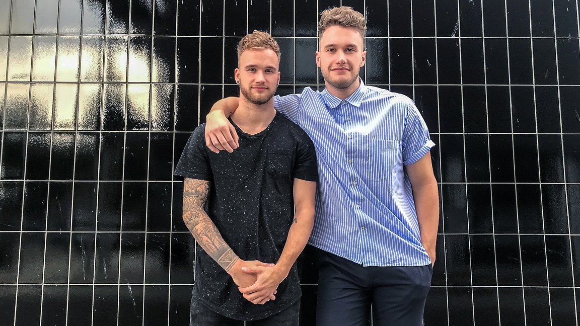 De Rotterdamse broers Sander en Jeroen van de Ven zijn in hun jeugd lichamelijk en emotioneel mishandeld door hun ouders. Zij doen een oproep: 'Als jij vermoedt dat een kind problemen heeft, zie het als je plicht om te helpen.' bit.ly/2iFa0Pw #kindermishandeling