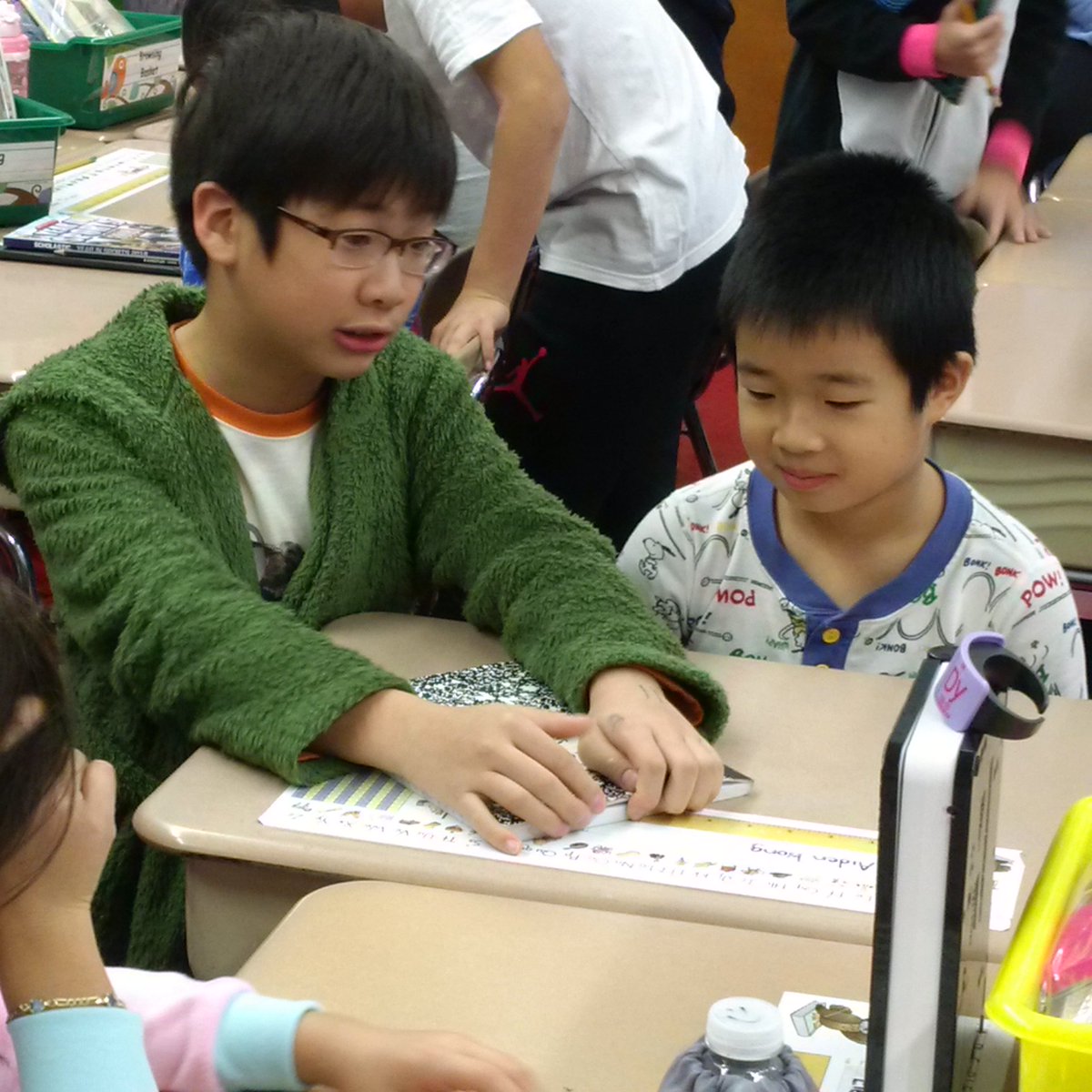 PS162Q's tweet photo. Gr 5 shares reading strategies with Gr 2 @PS162Q @D26Team #collaborativeteachers https://t.co/AGbCQuOsfY