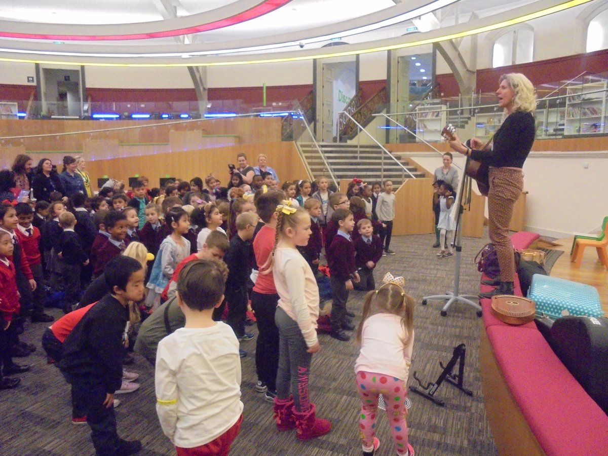 supportflomelly's tweet photo. #Flomelly had a great week getting involved in the children's book week at the central library. Working in pairs writing poems.  👏 Really getting involved.  @Thatpoetrybloke https://t.co/GhjXQY69Pk