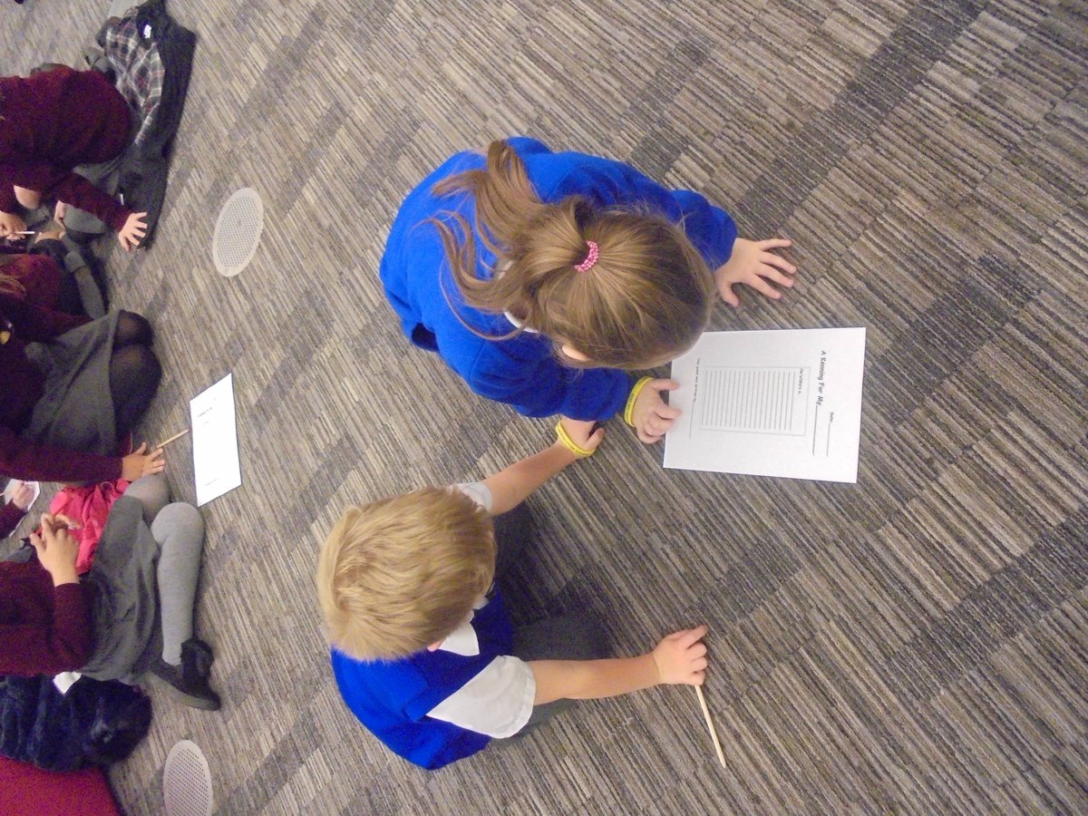 supportflomelly's tweet photo. #Flomelly had a great week getting involved in the children's book week at the central library. Working in pairs writing poems.  👏 Really getting involved.  @Thatpoetrybloke https://t.co/GhjXQY69Pk