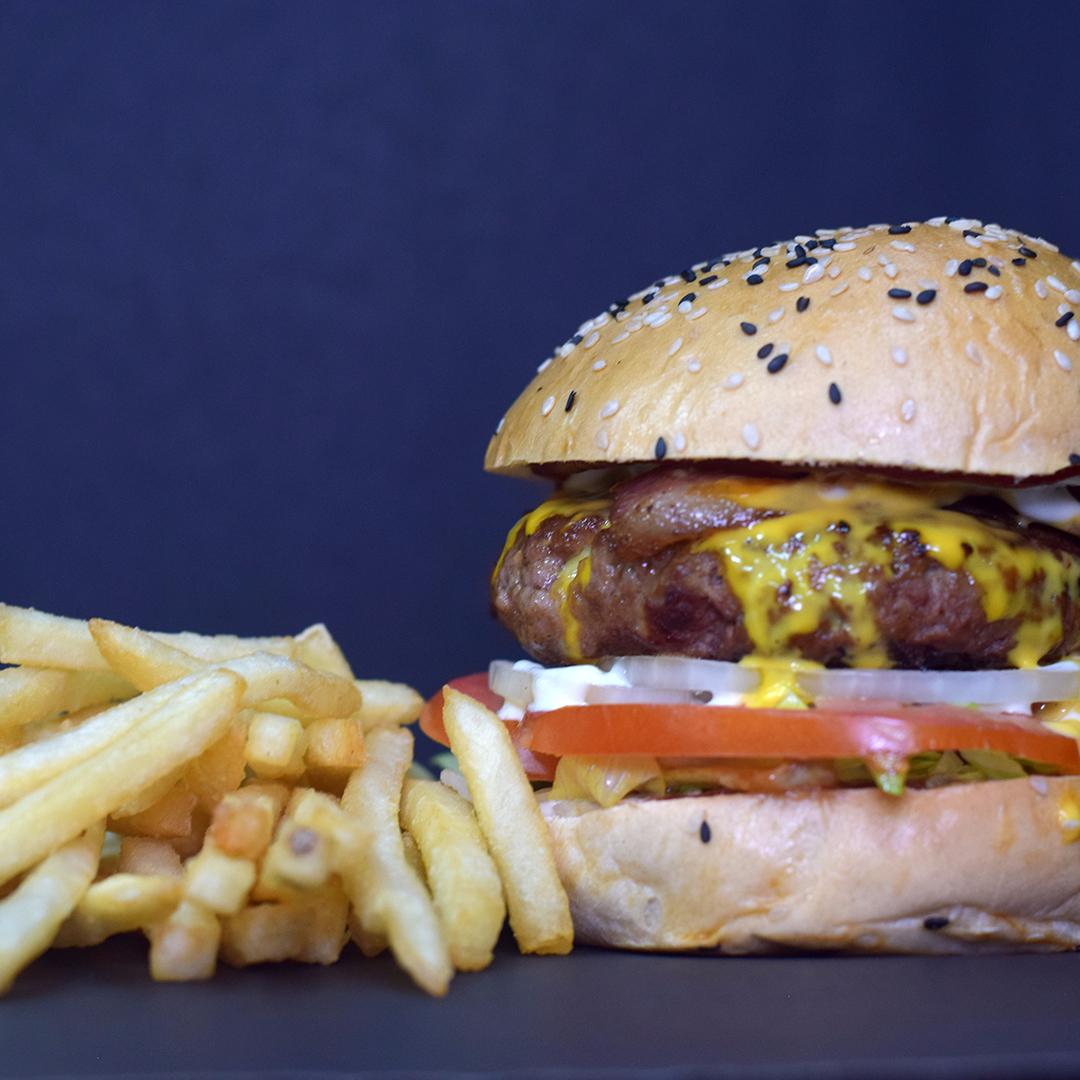 RibsState's tweet photo. Un almuercito leve para comenzar este miércoles, así es como tiene que ser 🍔😈😅 https://t.co/Pe364gCvRV