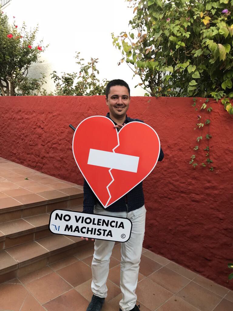 El Alcalde de <a href="/AytoArenas/">Ayuntamiento de Arenas</a>, @laureanomh ha recibido su #SeñalNoViolenciaMachista y en breve será colocada en un lugar emblemático del municipio. #MálagaLate #SumayLate