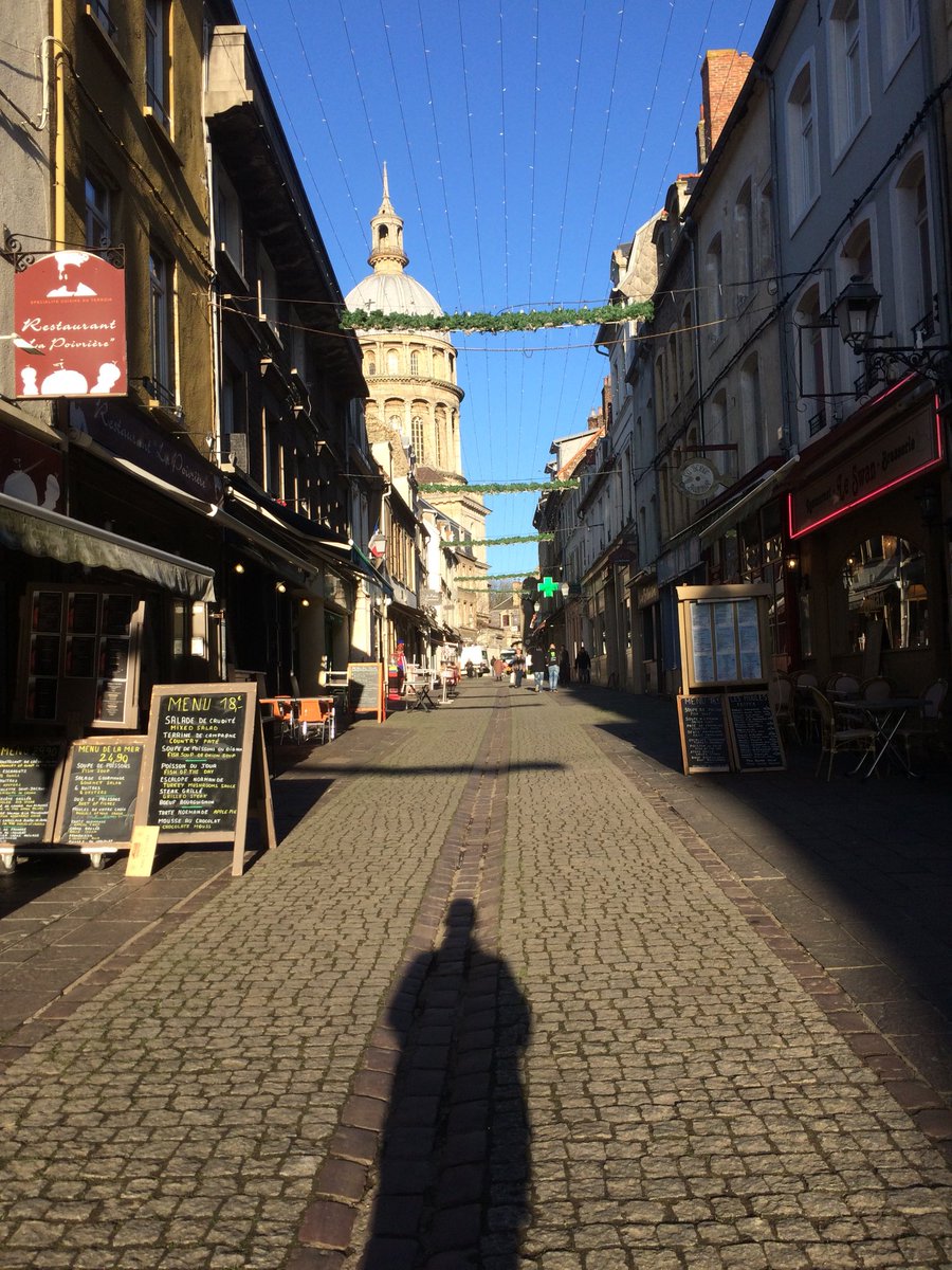 758SgtGibbon's tweet photo. A day in #France #boozecruize on the train!!. Snails for lunch #boulogne old town. Now on supermarket sweep. https://t.co/j9phKxsFPG