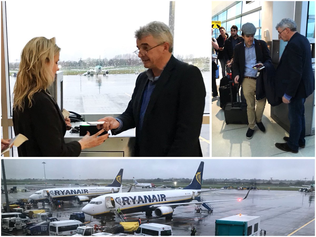 lvdb7's tweet photo. Après les pilotes, @Ryanair manque-t-il de personnel ?😏Voilà la nouvelle recrue: Vol Dublin/Bxl, Michael O’Leary, le big boss s’occupe personnellement de l’embarquement « Every help is usefull ! » dit-il en me rendant mon ticket. #normal #onestbienenIrlande #coupdecom https://t.co/AiH5ucFZRa