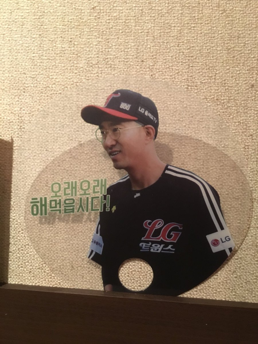 qjeon's tweet photo. 백번 다시 생각해서 ‘야구적인 판단’ 혹은 ‘비즈니스적인 판단’이라고 하자. 그 과정이 이렇게 모멸감을 줘야 전력이 좋아지냐? 그래서 그동안 그 선수들 내쳐서 지금 엄청난 전력 만든건 맞지? 에라이. ‘팬’들이 ‘팀’과 ‘선수’를 숫자와 스탯으로만 응원하는거 같냐? 쯧쯧 모자란 새끼들. https://t.co/82jqp5fGoa