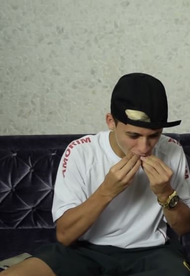 Memesdopedro_'s tweet photo. -Eis que você ta comendo algo e seu amigo ta chegando https://t.co/sBjdcS7G7S