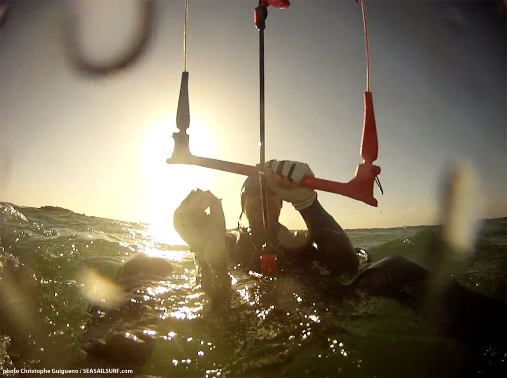 ChGuigueno's tweet photo. Session #Kitesurf à #FortBloqué en #Ploemeur avant le coup de vent : soleil, 20-25 nœuds de sud, Log 9m2 et nouvelle barre @takoonkites synaps. https://t.co/41toKx7Q2F