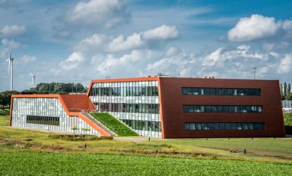 ULCgroep's tweet photo. Inmiddels al een paar maanden in gebruik, maar nog steeds een mooi verhaal om te delen... 
https://t.co/pbMiWUUXDC 
@RoyalCosun @hurksNL 
#sharingiscaring  #vof #klimaatgevel #innovationcentre https://t.co/tacPqrmiBQ